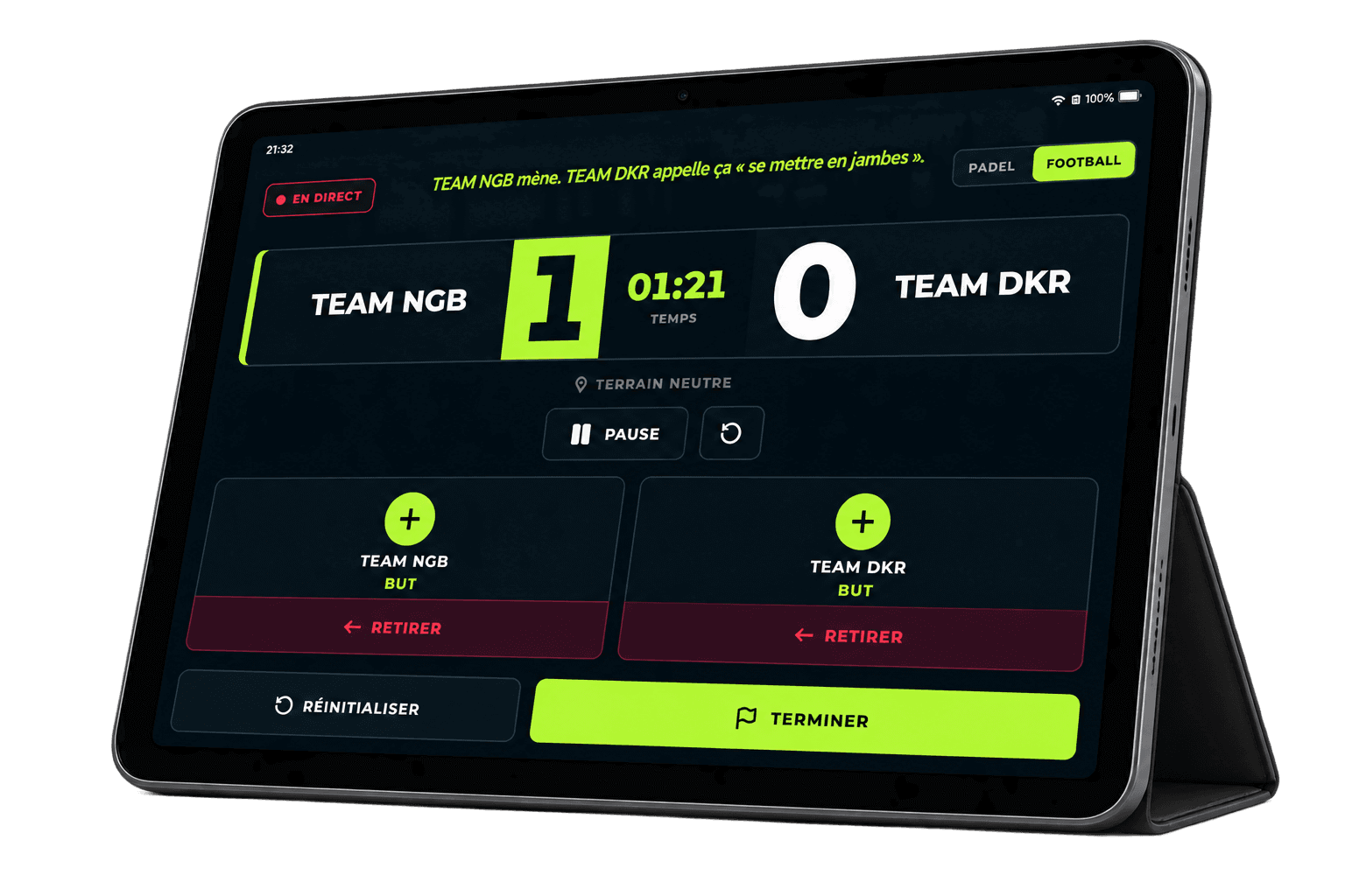 Tablette posée sur son support affichant le scoreboard en direct : Team NGB 1, Team DKR 0, avec le chrono, les boutons « but » de chaque équipe et le bouton « terminer ».